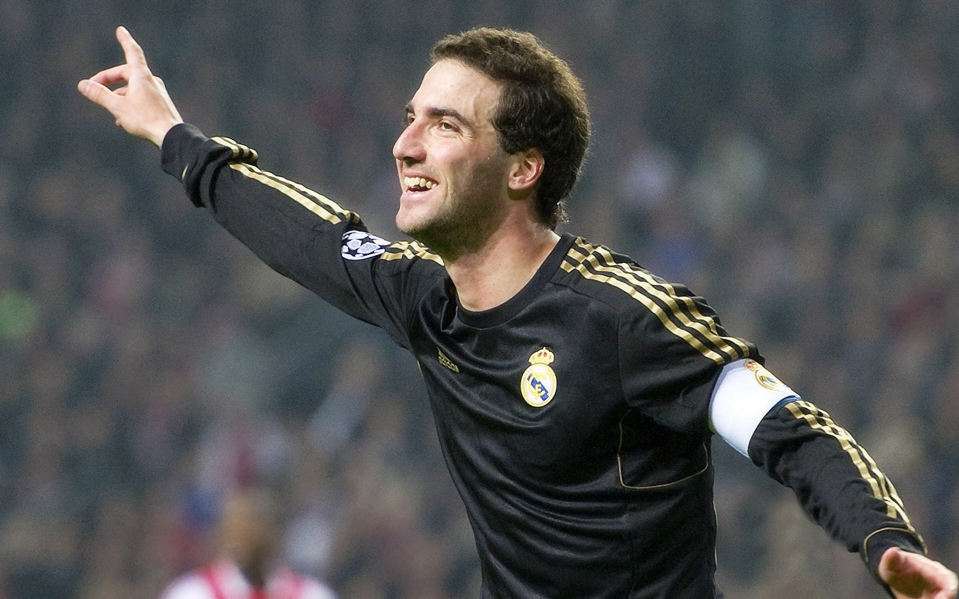 米兰体育app下载-英超裁判争议不断，影响比赛结果，英超裁判主队